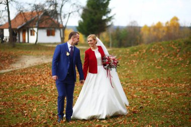 Gelin ve damat soğuk gitmedenen eski bir köyde dolaşan gülümse