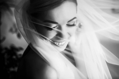 Gelin sabah ışıkları bir peçe altında parlar 