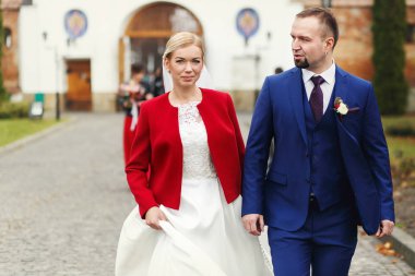 Mutlu gelin ve damat kiliseden yürümek 