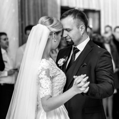 Siyah beyaz resim dans muhteşem düğün çift bir