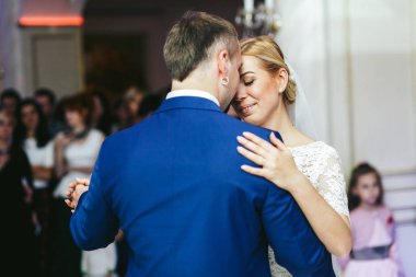 Gelin ve damat dans kapalı gözler ile ilk anda 