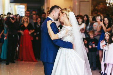 Bir sevgili gelini ihale onunla ilk başta dans damat tutar