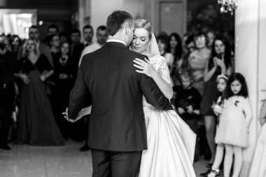 F dans ederken onun kollarında bir ihale gelin damat tutar