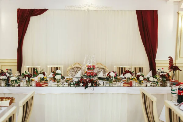 Geweldige tafel in restaurant voorbereid voor een bruidspaar — Stockfoto