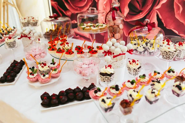 Tafelstandaard met moeras-mallows, bitterkoekjes en chocolade klaar f — Stockfoto