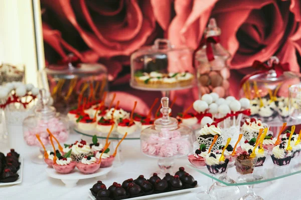 Chocolates and fruit yogurts stand on a wedding buffet — Stock Photo, Image