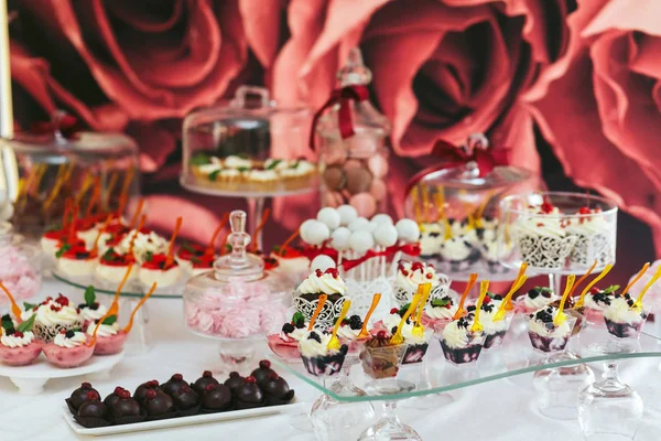 Różnego rodzaju słodycze leżą na delikatne szkło naczynia — Zdjęcie stockowe