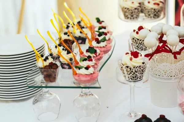 Choklad och frukt yoghurt med gula skedar ligga på ett glas pl — Stockfoto