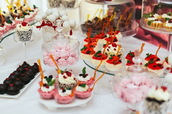 Pastelaria rosa, iogurtes e marsh-mallows jazem em placas de vidro — Fotografia de Stock