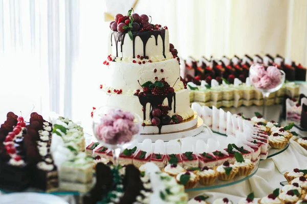 ブラック チョコレートとグレープ s で飾られた見事なウエディング ケーキ — ストック写真