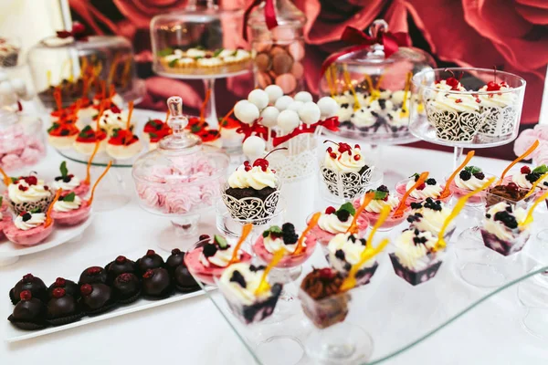 Cam yemekler ve beyaz pla pembe krema ile lezzetli cupckaes yalan — Stok fotoğraf