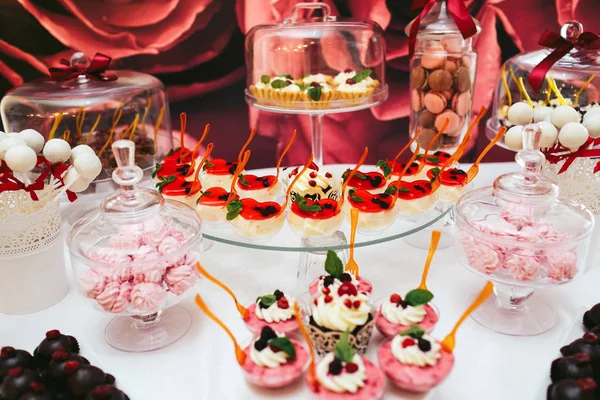Багате тісто, прикрашене ягодами, стоїть на скляних тарілках — стокове фото
