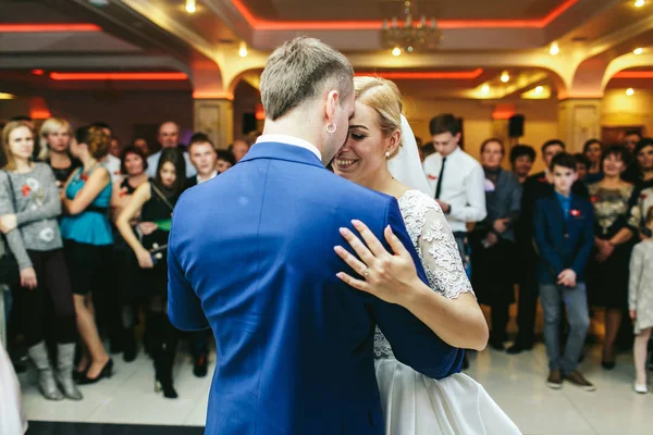 Noiva parece alegre dançando com um noivo elegante no primeiro tim — Fotografia de Stock