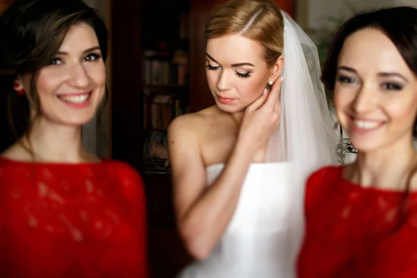 Menyasszony úgy néz ki, átgondolt háta mögött mosolygó koszorúslányok — Stock Fotó