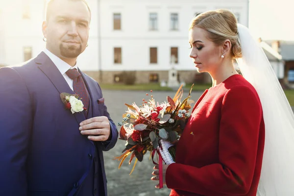 Superbe couple de mariage se tient dehors illuminé par le matin — Photo