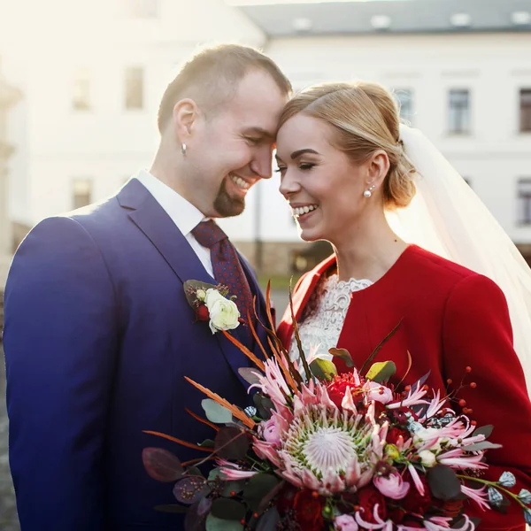 Menyasszony tart egy lenyűgöző csokor, őszi virágok, míg a vőlegény ölelés — Stock Fotó