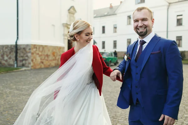 Mavi elbiseli şık bir damat gelin hayran