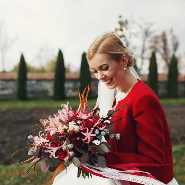 Lenyűgöző őszi csokor birtokában van egy szép menyasszony — Stock Fotó