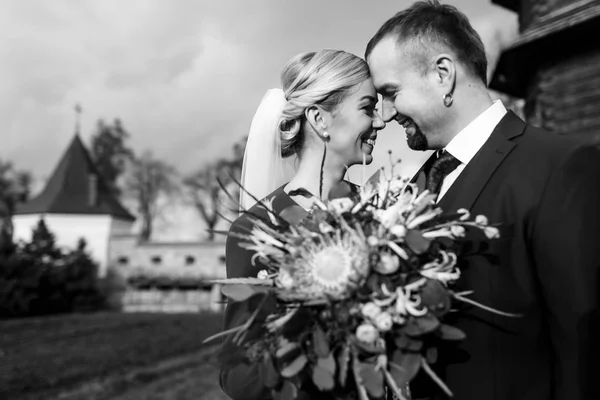 Hermosa pareja de boda toca con su frente posando en t — Foto de Stock