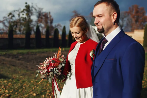 Sposo guarda avanti camminando con una sposa lungo il percorso — Foto Stock