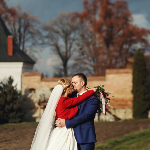 Egy esküvői pár csók állt a régi kertben — Stock Fotó