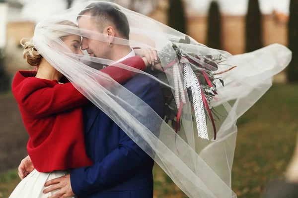 Wiatr wieje od ukrywanie para piękny ślub welon — Zdjęcie stockowe