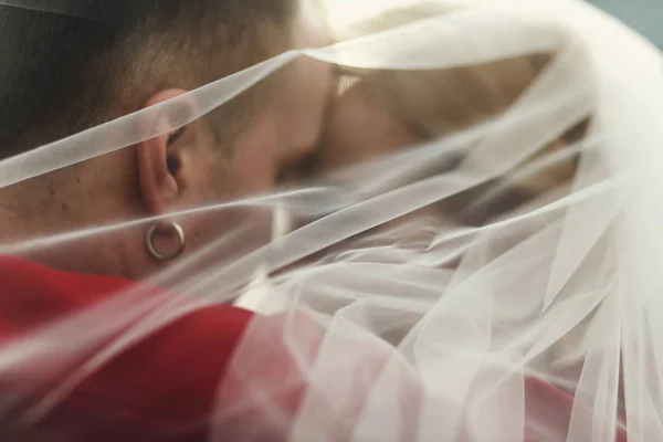 ベールの下を抱いて結婚式のカップルのクローズ アップ — ストック写真