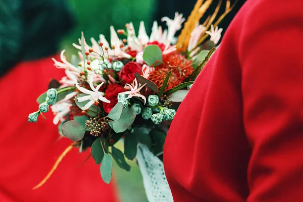 Γαμήλια ανθοδέσμη από τριαντάφυλλα και ranunculus κατέχεται από μια κυρία μου — Φωτογραφία Αρχείου
