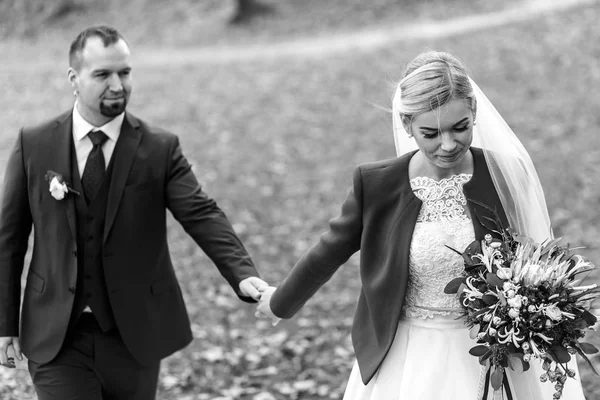 Černobílý obraz nevěsty ženicha ruku během — Stock fotografie
