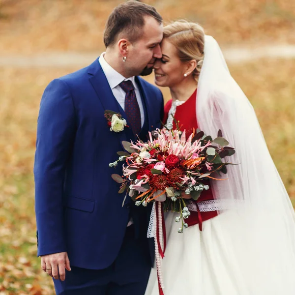 Un momento di pezzo tra sposa e sposo in piedi sul campo — Foto Stock