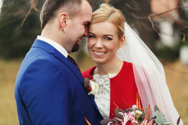 Ženich je opřeno nevěsty tvář usmívá široká — Stock fotografie