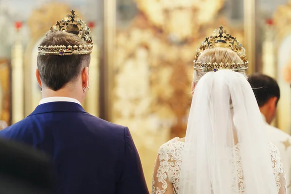 Heilige Kronen leuchten auf den Köpfen von Braut und Bräutigam — Stockfoto