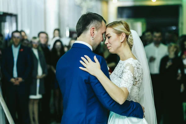 Jolie mariée se penche vers un marié tout en dansant avec lui aux sapins — Photo