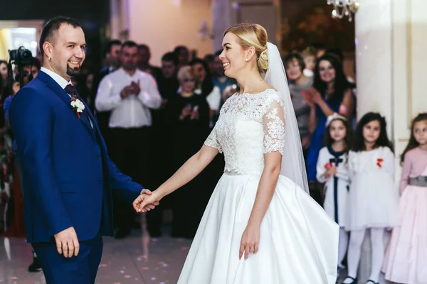 Noiva e noivo segurar as mãos juntos antes de seu primeiro dan — Fotografia de Stock