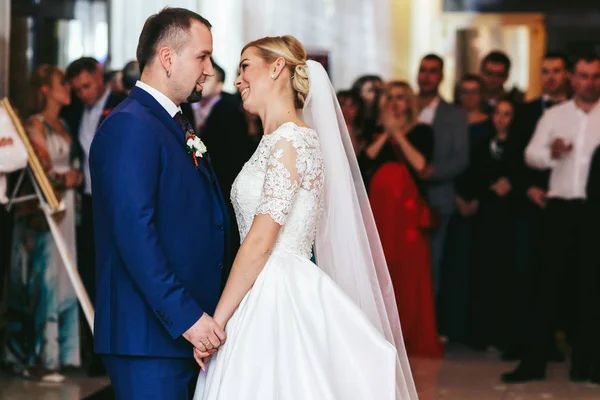 Braut und Bräutigam stehen inmitten einer Tanzfläche — Stockfoto