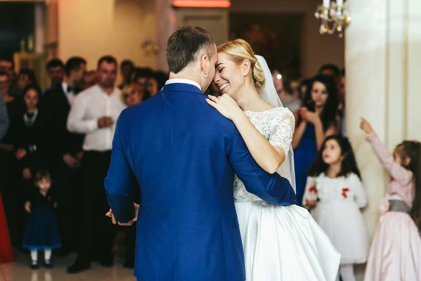 La sposa sorride tra gli abbracci dello sposo che balla nel mezzo di un corvo — Foto Stock