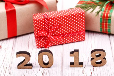 numaraları ve beyaz yerde yatarken paketlenmiş hediye kutuları