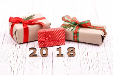 numaraları ve beyaz yerde yatarken paketlenmiş hediye kutuları