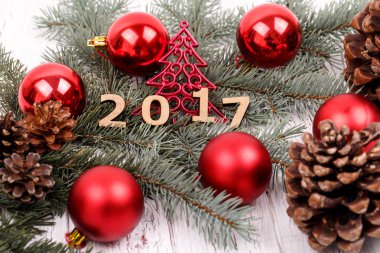 Ahşap numarası 2017 köknar dalı kırmızı oyuncaklar ile önce standları 