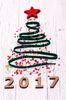 numaraları ve beyaz yerde yatarken parlak Noel süsleri