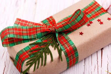 güzel Noel hediye kutu kırmızı beyaz yerde yatarken bandı ile