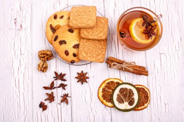 Tarçın, limon ve diğer baharatlar ile çay w üzerinde duruyor