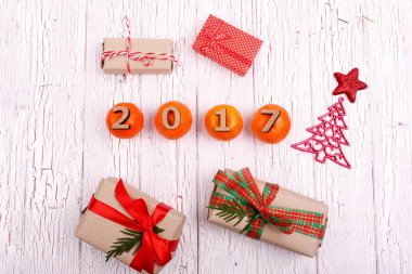 Ahşap sayılar 2017 arasında beyaz yemek masası üzerinde portakal yalan