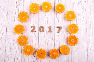 ahşap figürler ve yarım portakal beyaz yerde yatarken