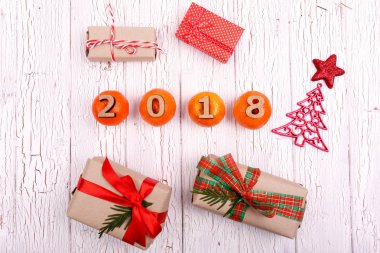 Ahşap sayılar 2017 arasında beyaz yemek masası üzerinde portakal yalan