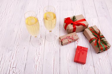 Noel hediye kutuları şampanya flüt arkasındayız 