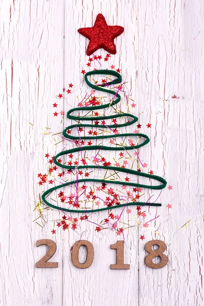 Árbol de Navidad hecho de cintas y juguetes se encuentra en la mesa blanca sobre —  Fotos de Stock