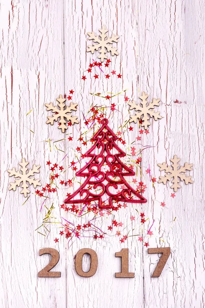 Árvore de Natal feita de fitas e flocos de neve de madeira está no whi — Fotografia de Stock