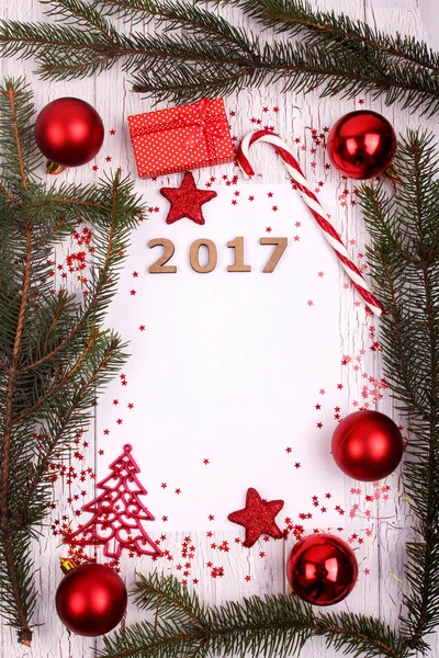 ahşap figürler ve yalancılık çevrede kırmızı Noel süsleri