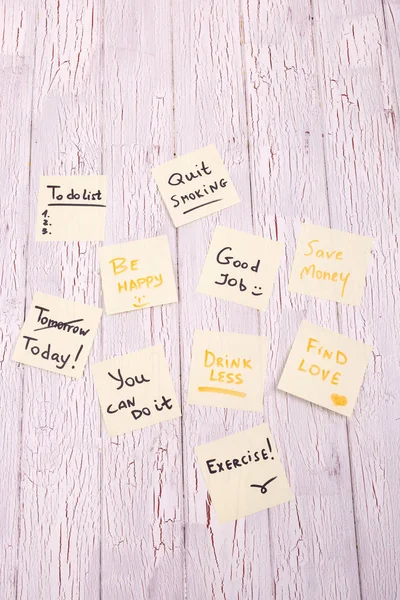 Beyaz yerde yatarken küçük sarı yapraklar